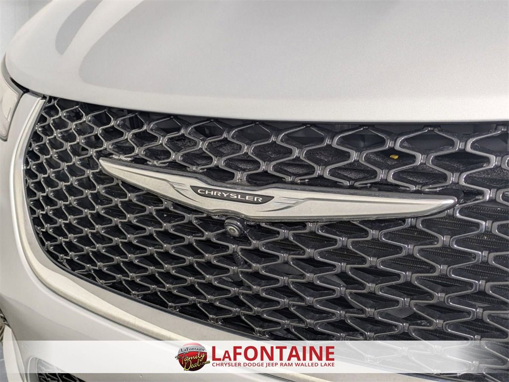 Certified 2022 Chrysler Pacifica Limited image 9
