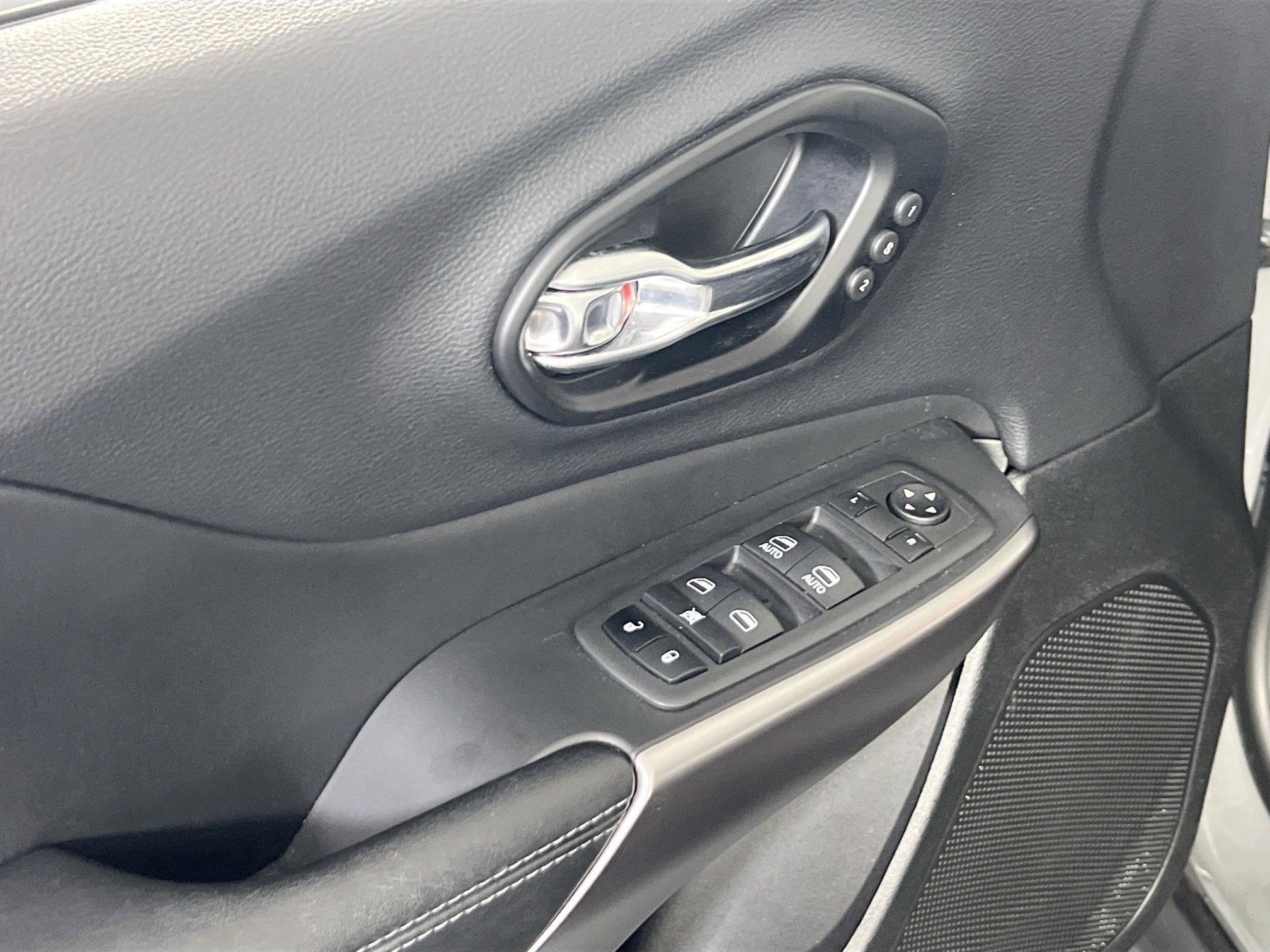 Used 2022 Jeep Cherokee Limited image 17