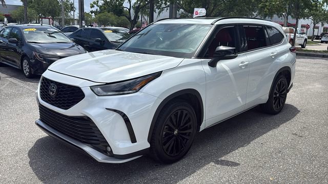 Used 2023 Toyota Highlander XSE FWD image 3