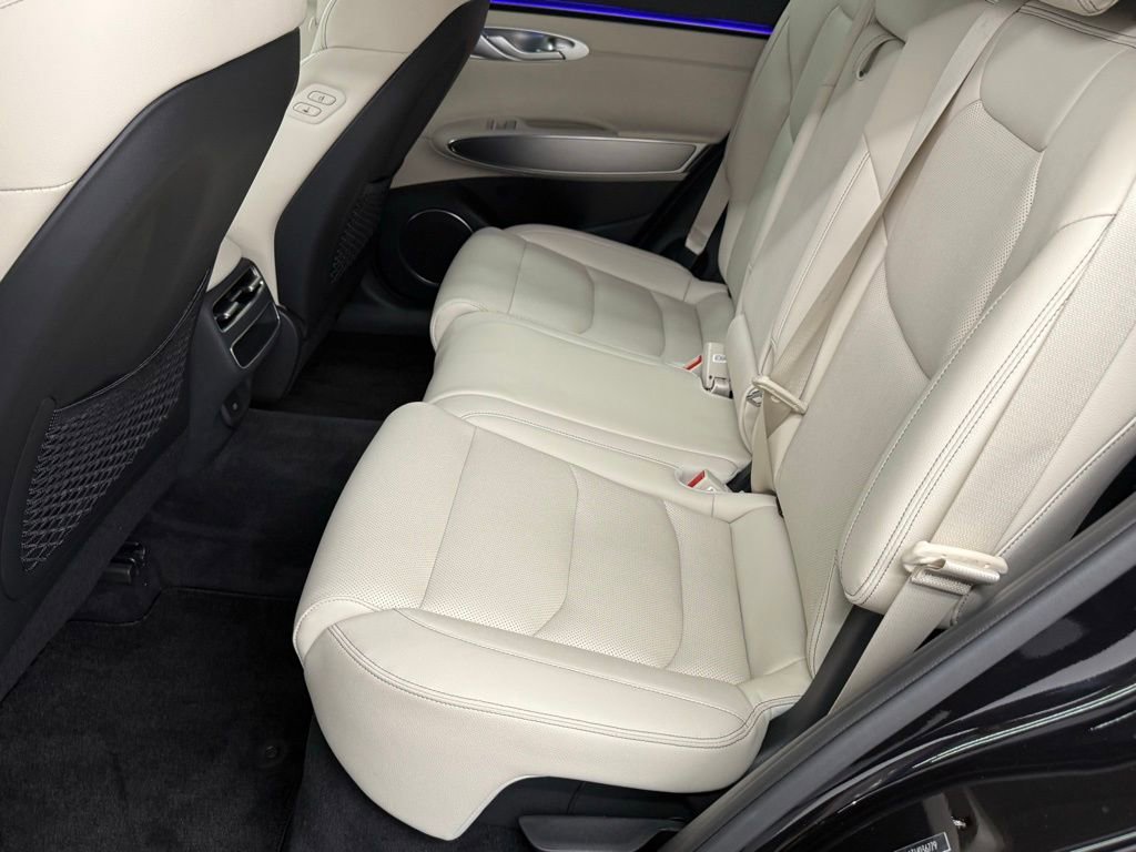 Used 2026 Genesis GV70 2.5T Select image 32