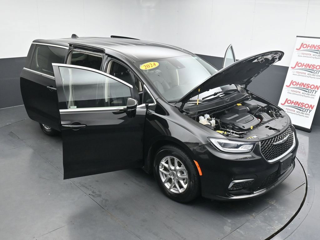 Used 2024 Chrysler Pacifica Touring-L image 39