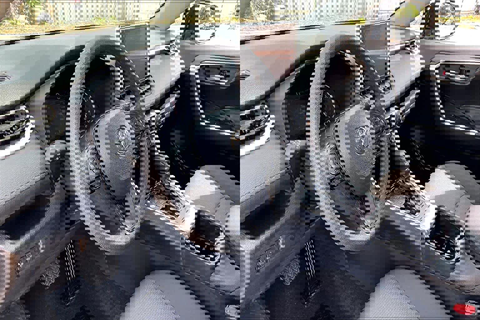 Used 2025 Toyota RAV4 XLE image 19