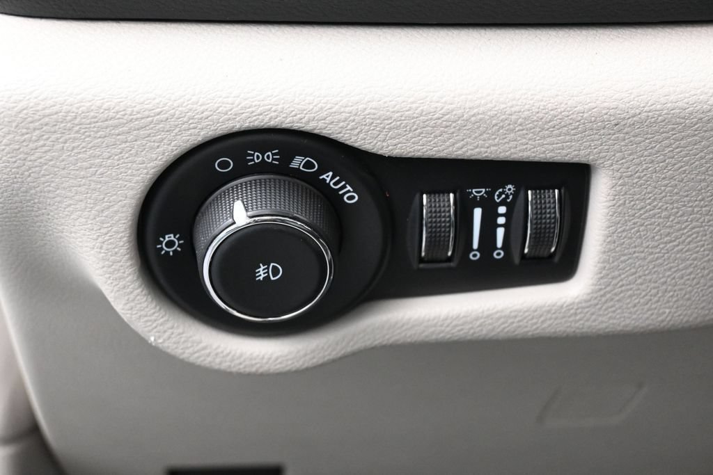 Used 2023 Chrysler Pacifica Touring-L FWD image 16