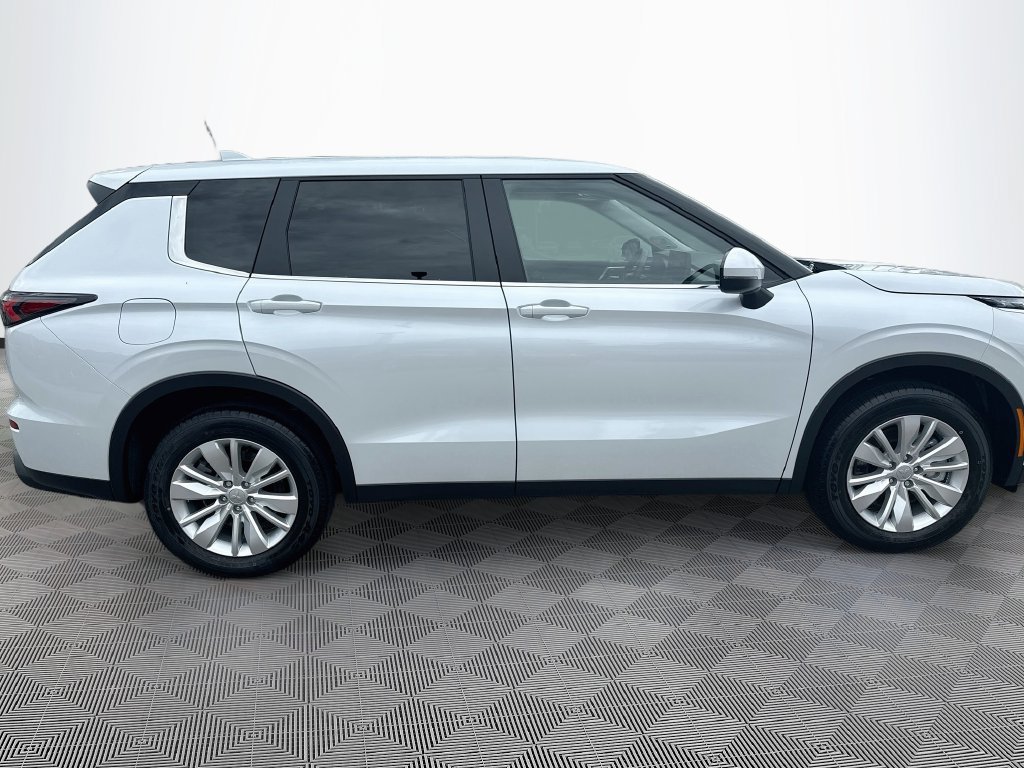 New 2026 Mitsubishi Outlander ES FWD image 4