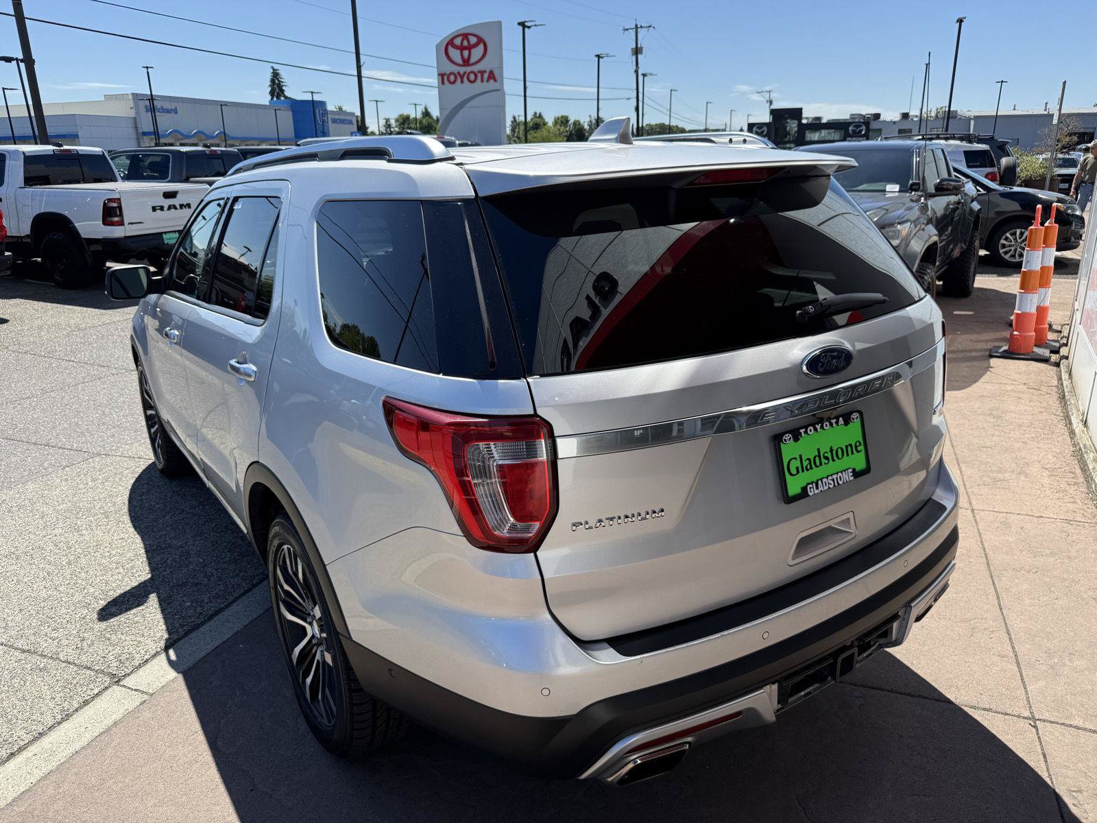 Used 2017 Ford Explorer Platinum AWD/4WD image 4