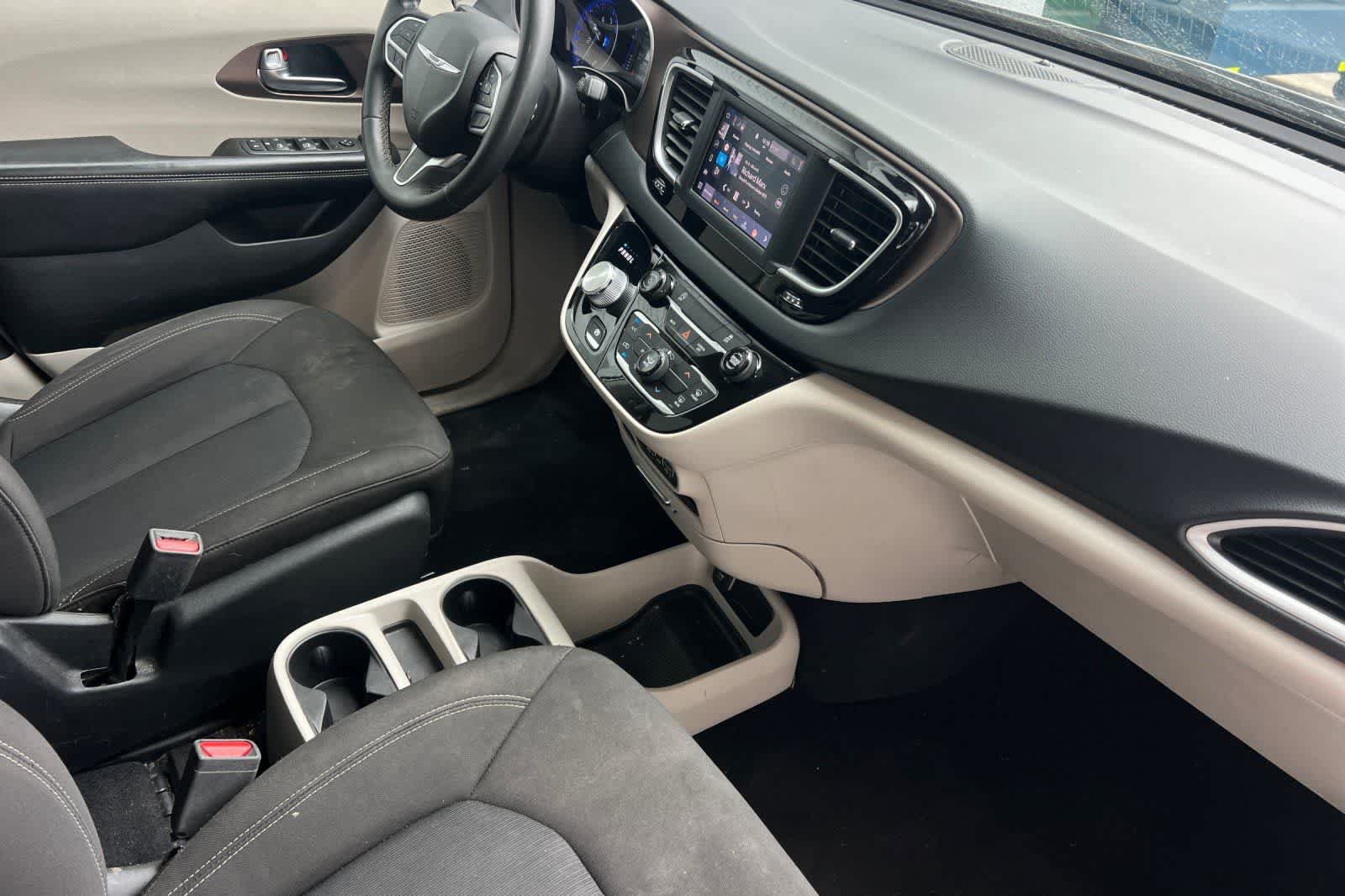 Used 2022 Chrysler Voyager LX FWD image 16