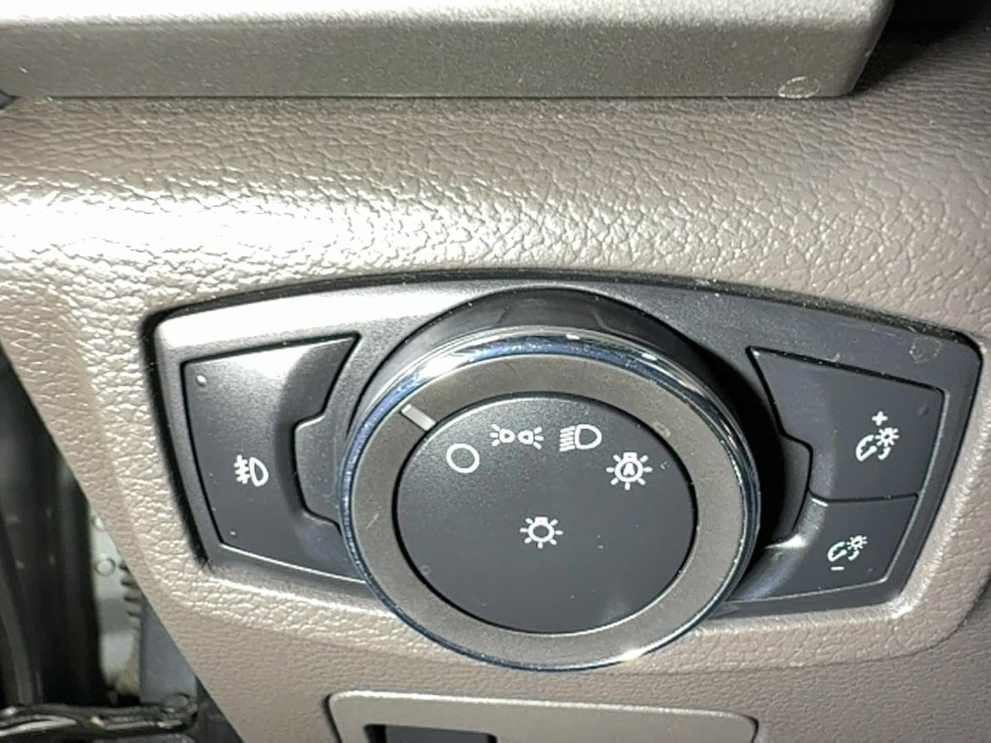 Used 2020 Ford Expedition XLT w/ Equipment Group 202A AWD/4WD image 43