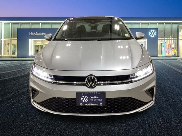 Used 2025 Volkswagen Jetta SE w/ Sunroof Package image 5