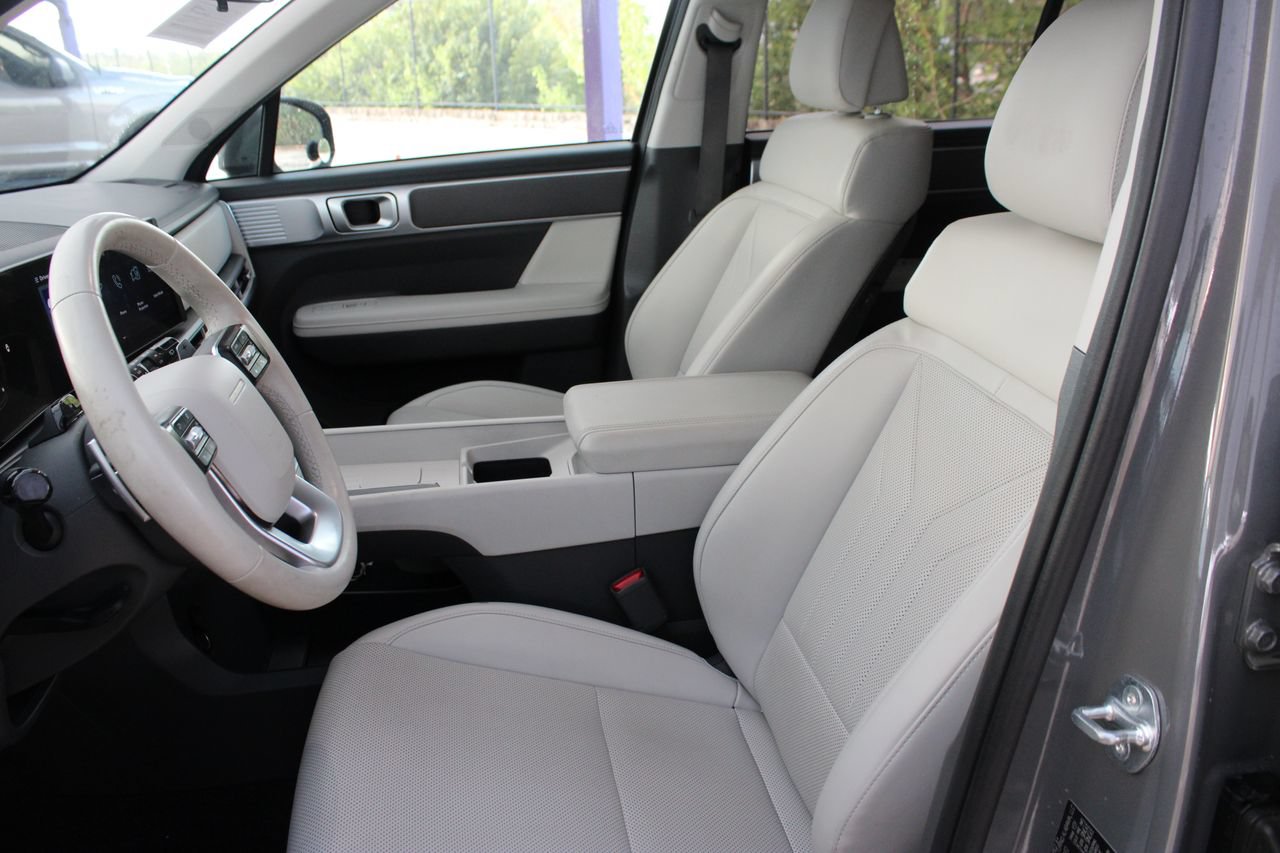 Used 2025 Hyundai Santa Fe SEL FWD image 10