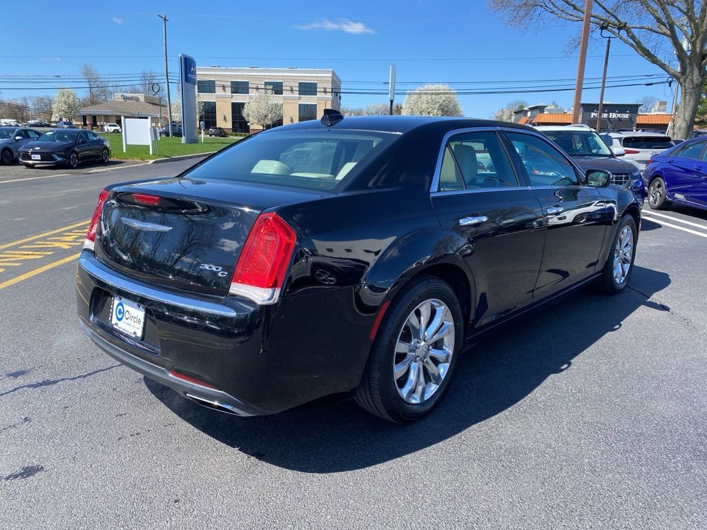 Used 2017 Chrysler 300 C image 4