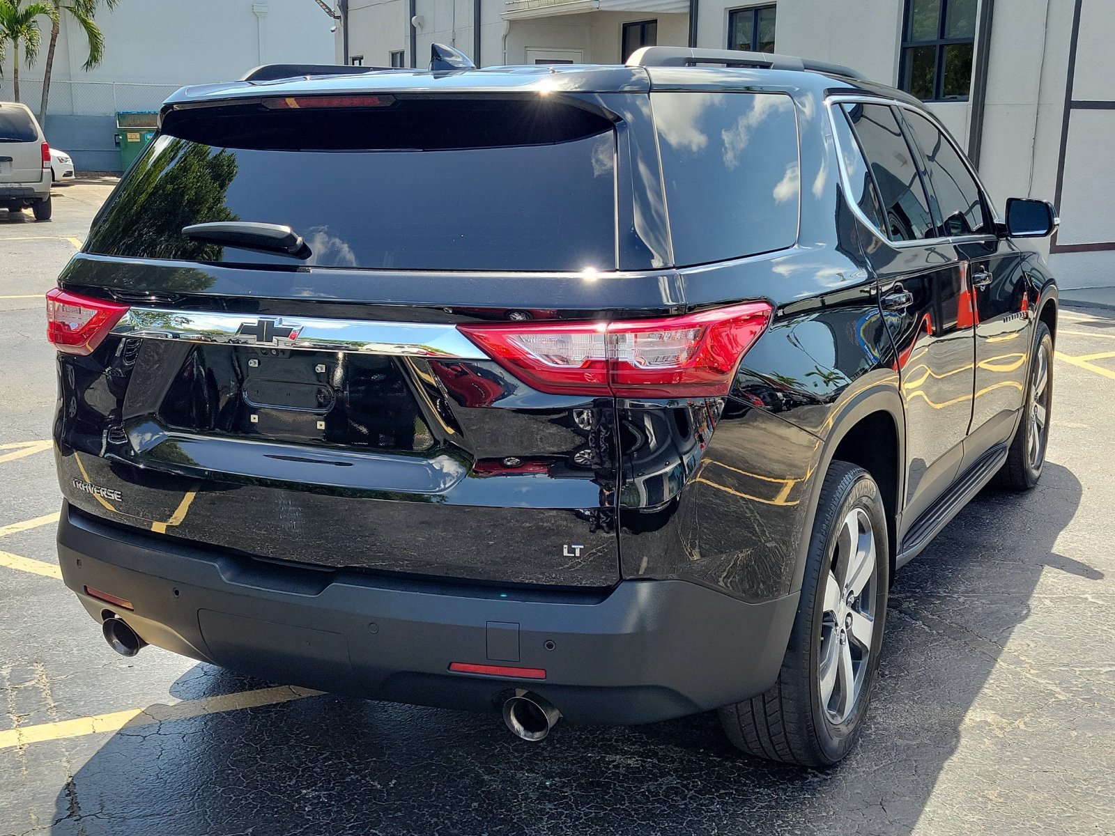 Used 2019 Chevrolet Traverse LT w/ LT Premium Package FWD image 4