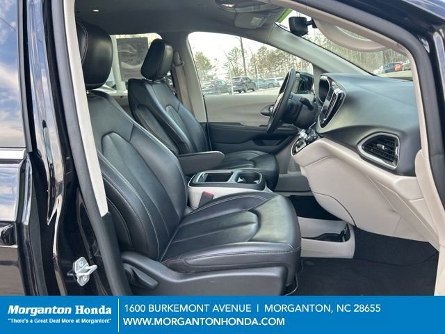 Used 2024 Chrysler Pacifica Touring-L image 38