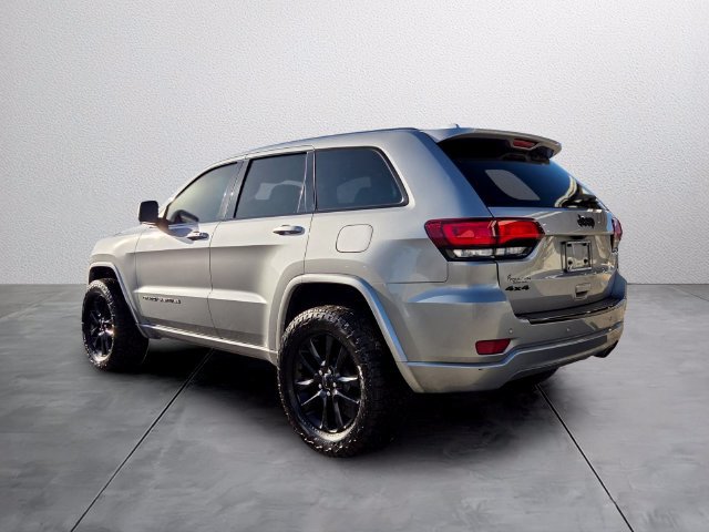 Used 2017 Jeep Grand Cherokee Altitude AWD/4WD image 3