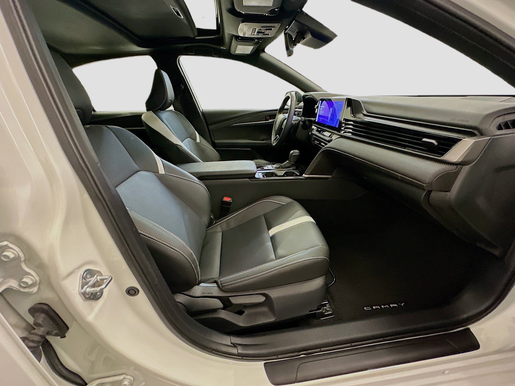 Used 2025 Toyota Camry SE w/ Multimedia Upgrade Package image 32