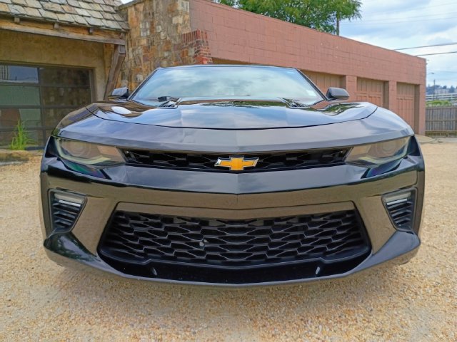 Used 2018 Chevrolet Camaro SS RWD image 3