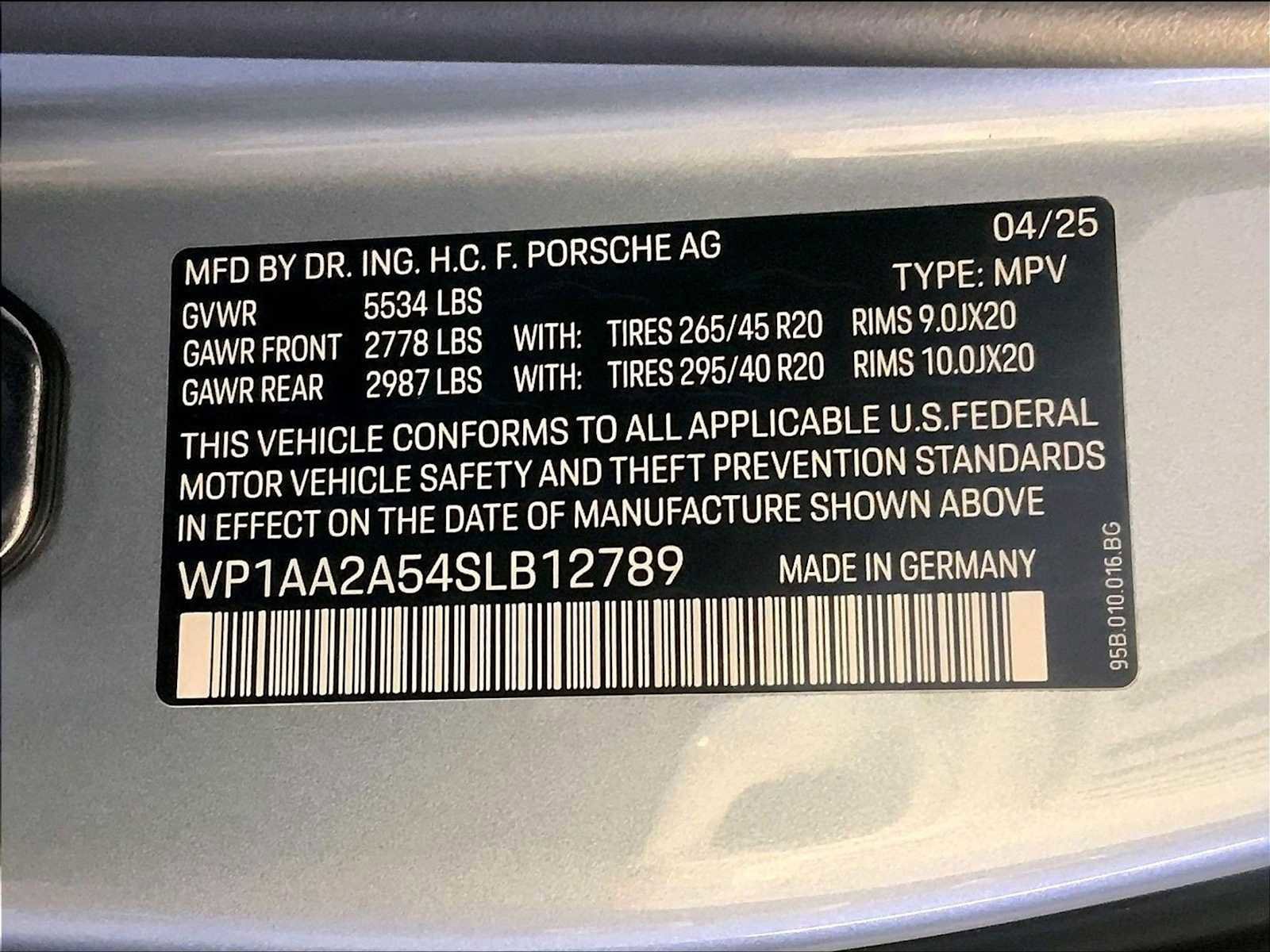 Certified 2025 Porsche Macan AWD/4WD image 36