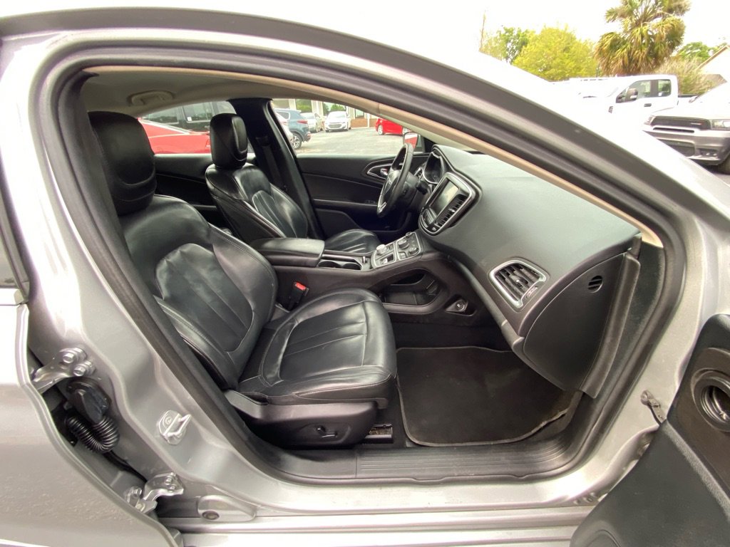 Used 2017 Chrysler 200 Limited Platinum FWD image 28