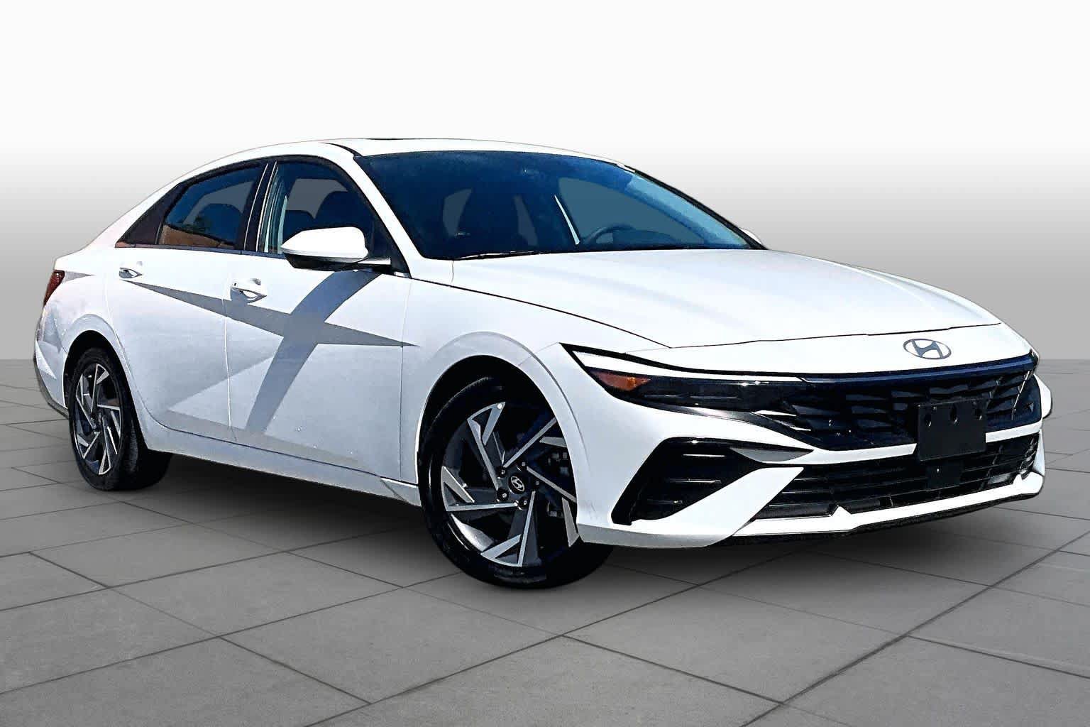 Used 2025 Hyundai Elantra SEL FWD image 3