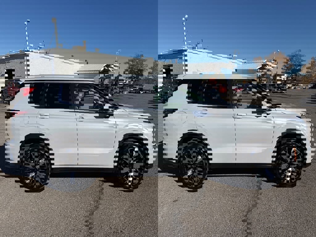 New 2025 Mitsubishi Outlander SE image 8