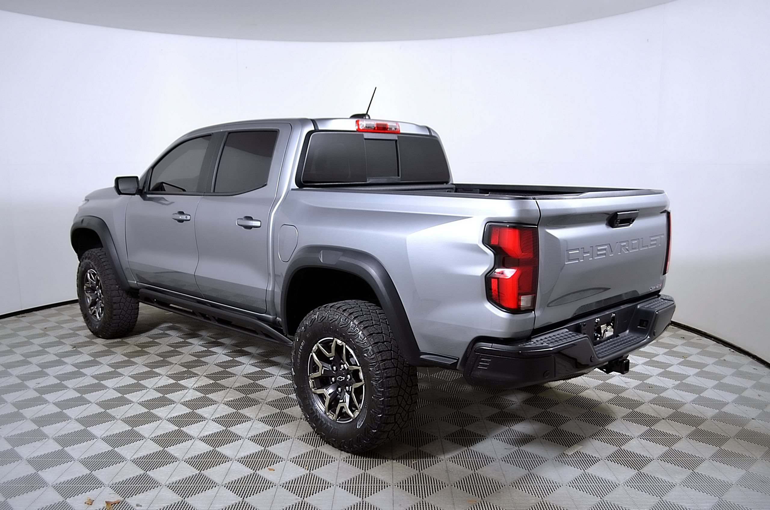 Used 2025 Chevrolet Colorado ZR2 w/ Technology Package AWD/4WD image 9