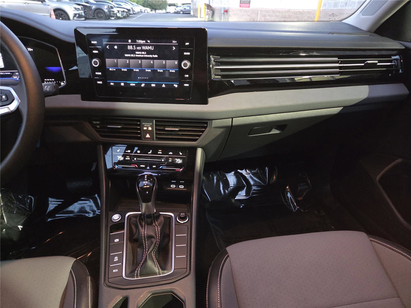 Certified 2025 Volkswagen Jetta SE w/ Sunroof Package image 17