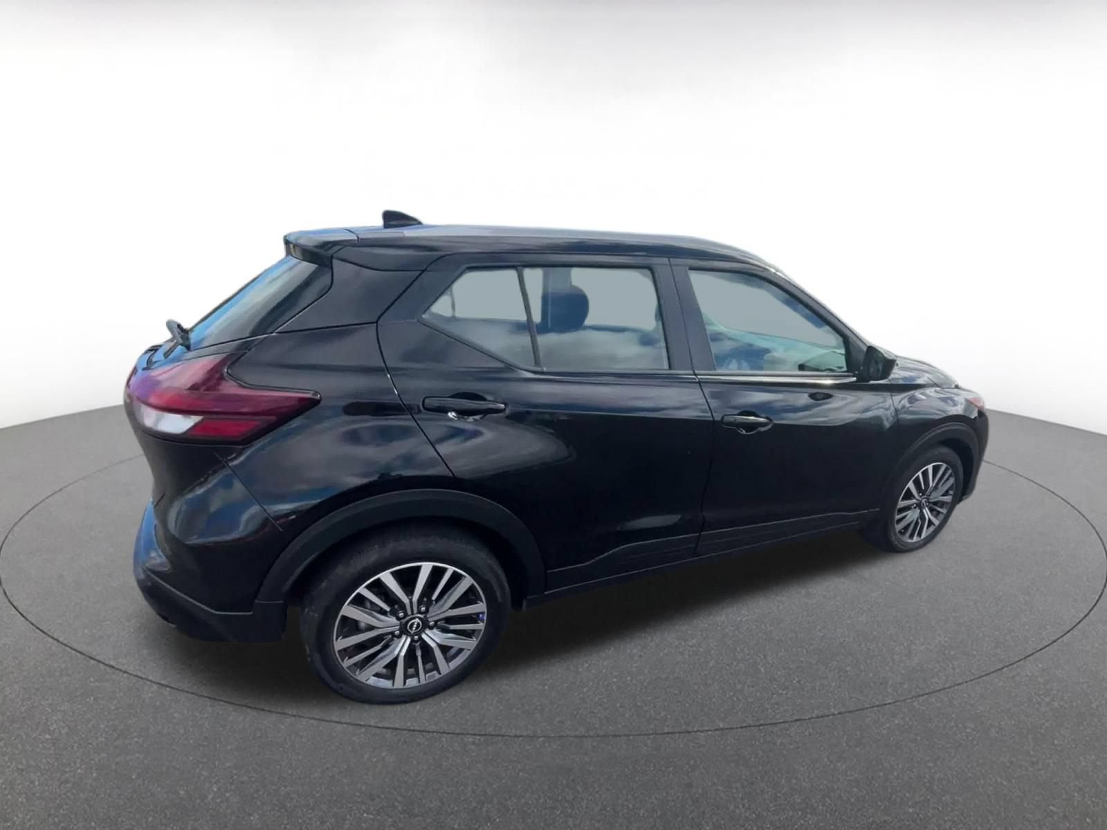 Used 2024 Nissan Kicks SV FWD image 13