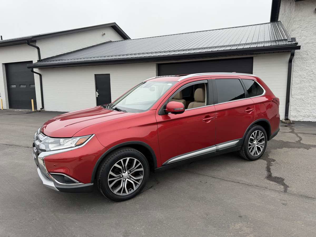 Used 2018 Mitsubishi Outlander SEL image 2