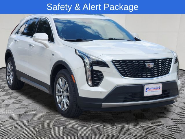 Used 2022 Cadillac XT4 Premium Luxury w/ Cold Weather Package FWD image 3