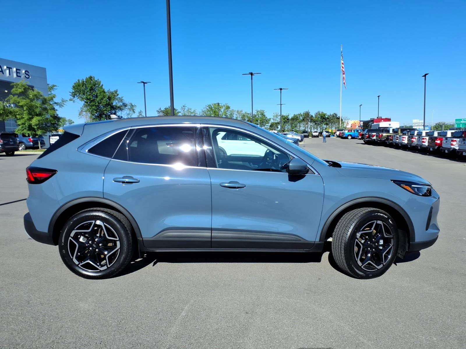 Used 2026 Ford Escape Platinum w/ Premium Technology Package AWD/4WD image 2