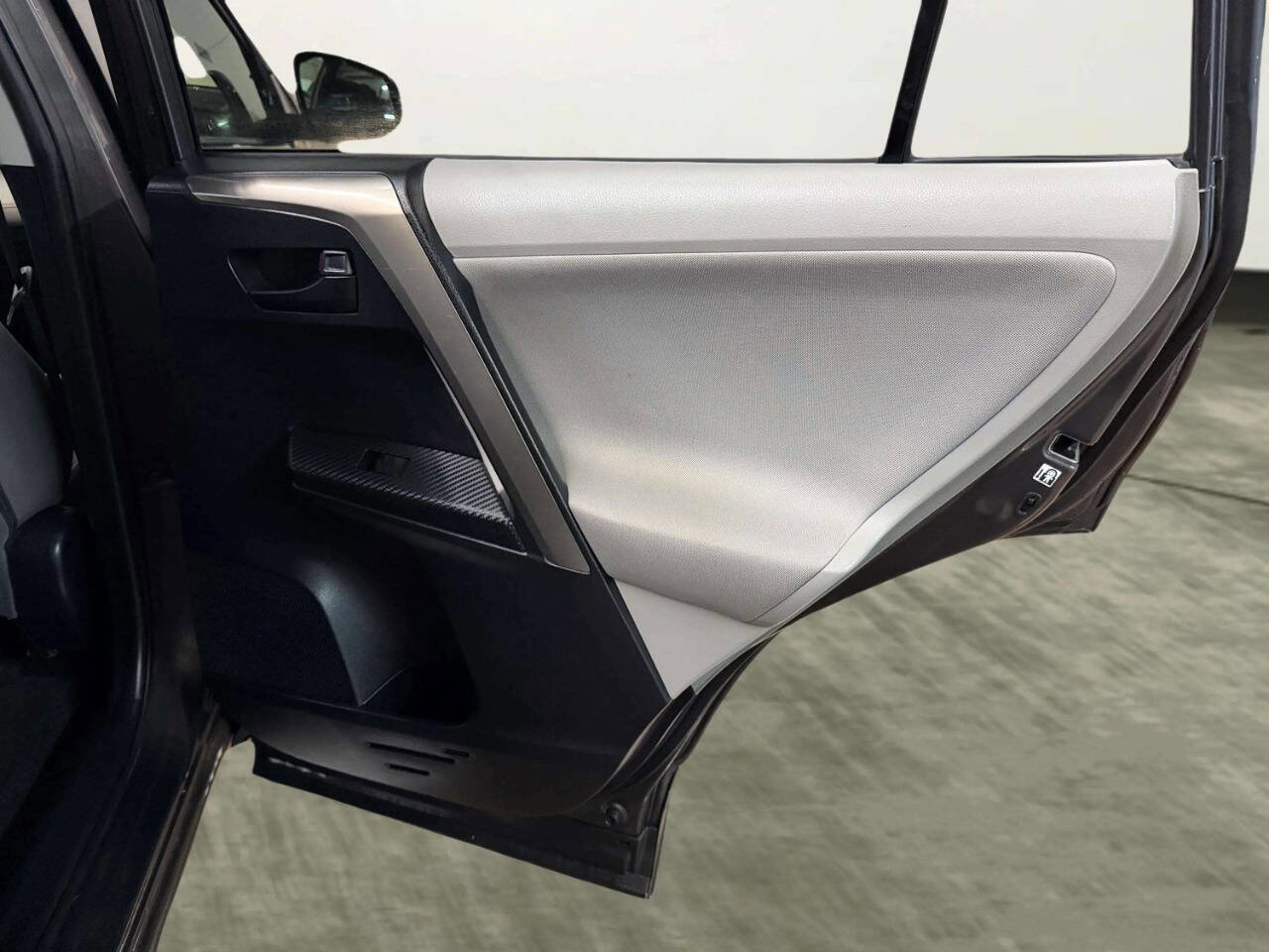 Used 2013 Toyota RAV4 XLE image 21