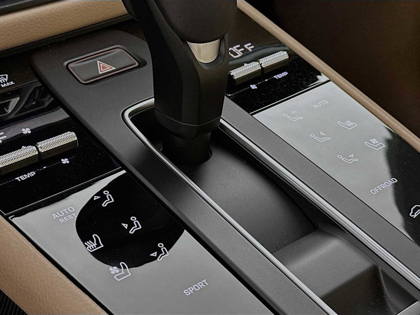 Certified 2025 Porsche Macan AWD/4WD image 21