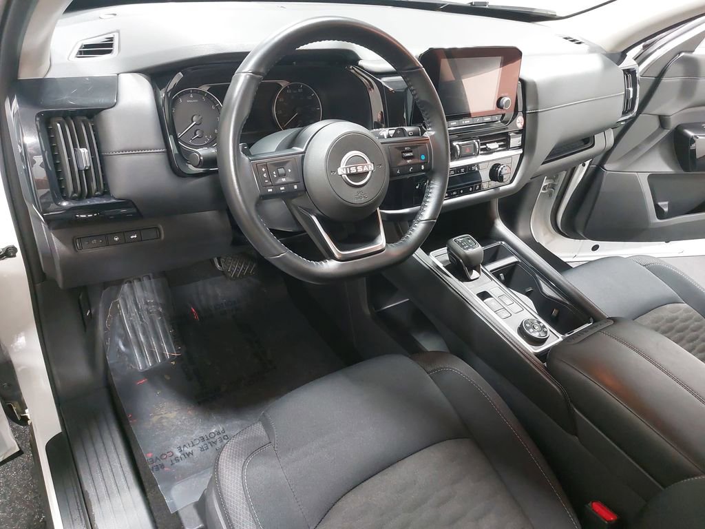 Used 2025 Nissan Pathfinder SV image 17
