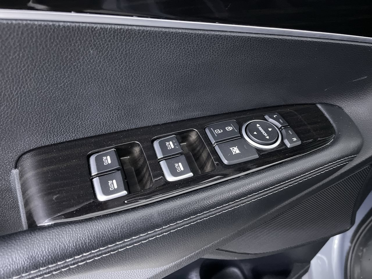 Used 2020 Kia Sorento LX AWD/4WD image 11
