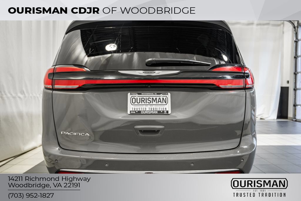 Used 2025 Chrysler Pacifica Select image 6