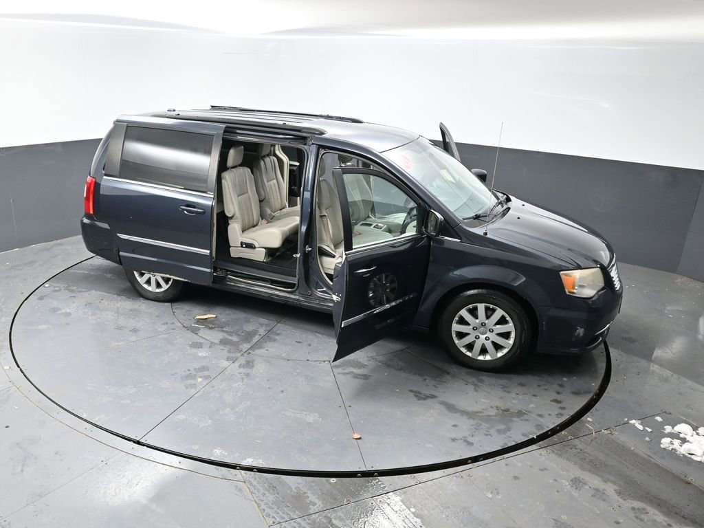 Used 2013 Chrysler Town & Country Touring image 57