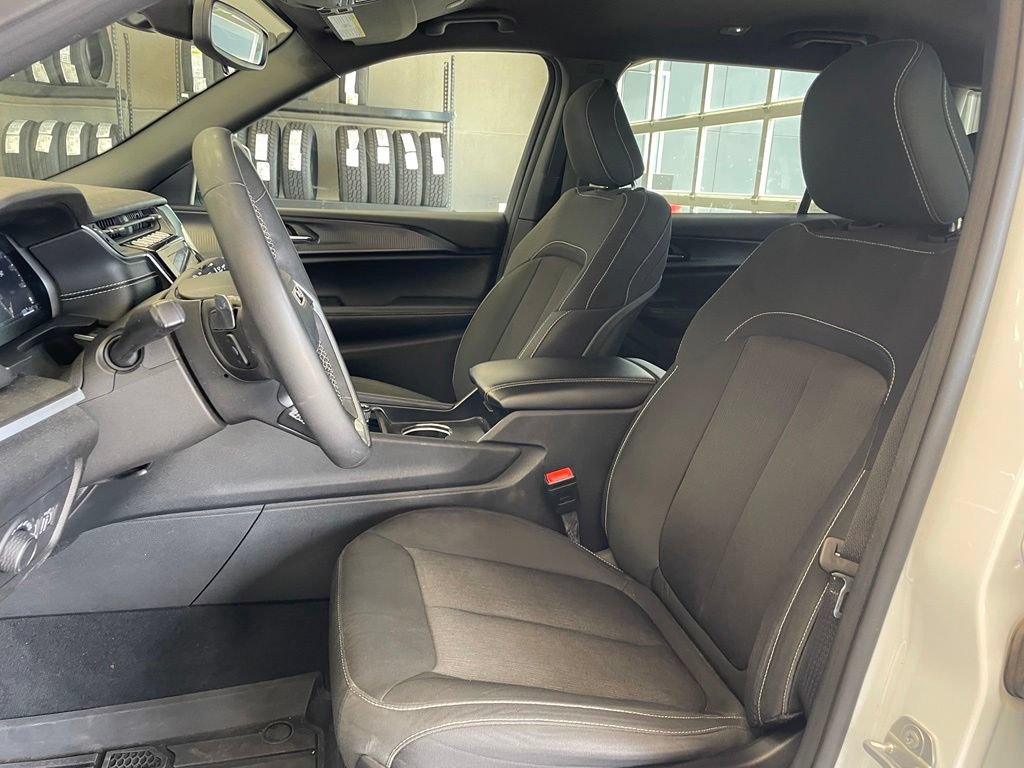 Used 2024 Jeep Grand Cherokee L Laredo RWD image 10
