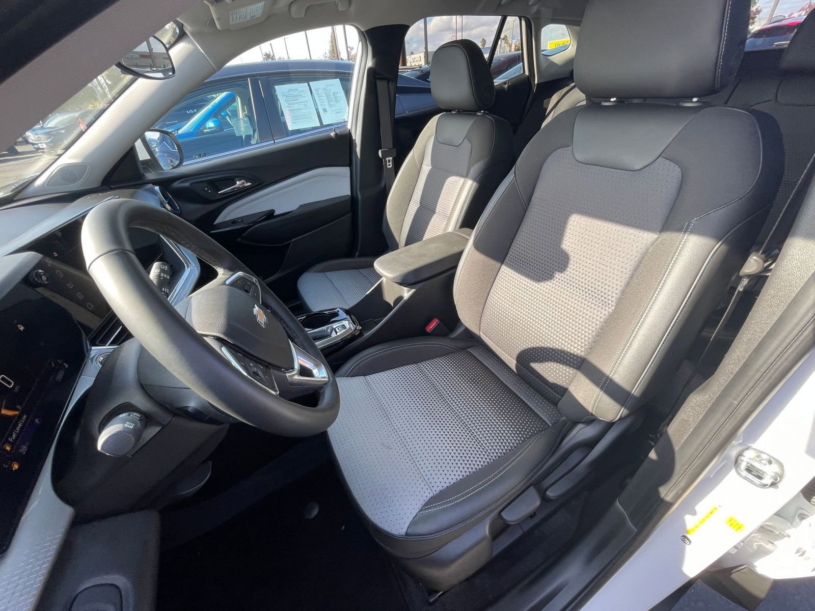 Used 2025 Chevrolet Trax LT w/ LT Convenience Package image 33