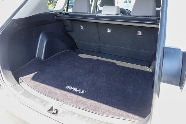 Used 2022 Toyota RAV4 XLE image 33