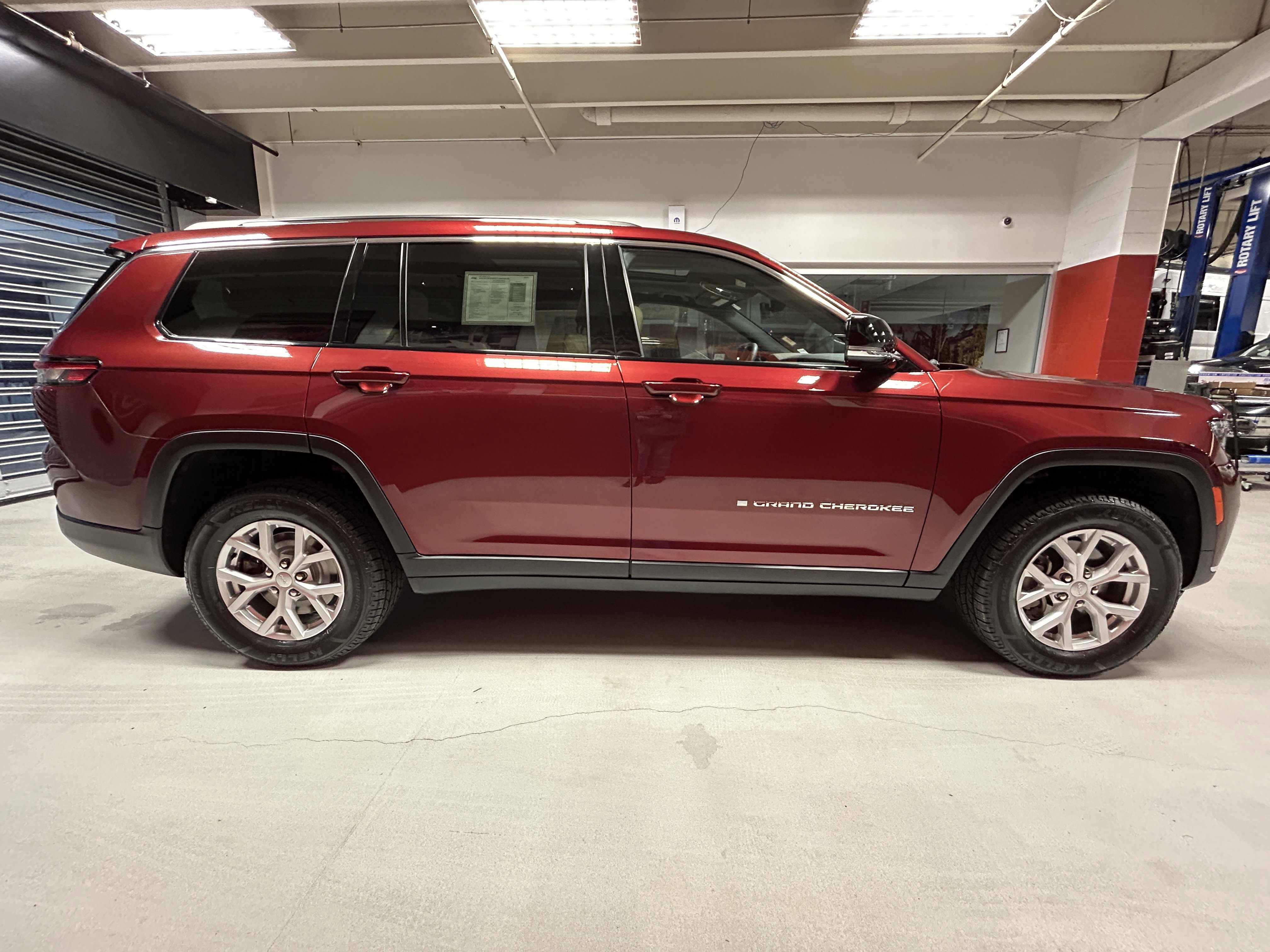Used 2023 Jeep Grand Cherokee L Limited AWD/4WD image 19