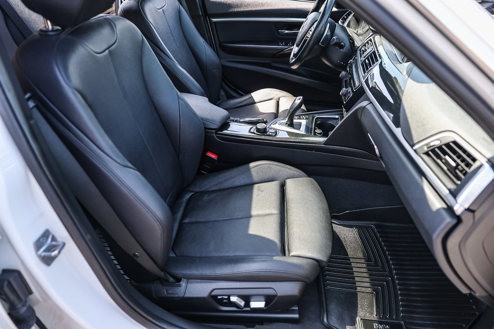 Used 2018 BMW 330e w/ Convenience Package RWD image 8