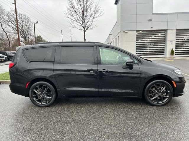 Used 2023 Chrysler Pacifica Touring-L w/ S Appearance Package image 9