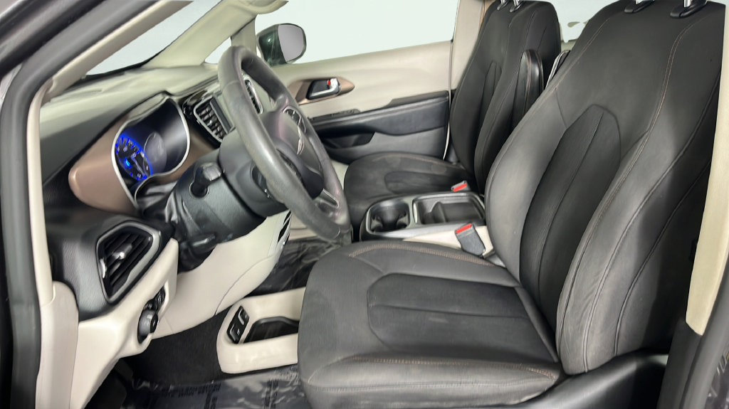 Used 2018 Chrysler Pacifica Touring Plus w/ Tire & Wheel Group FWD image 14