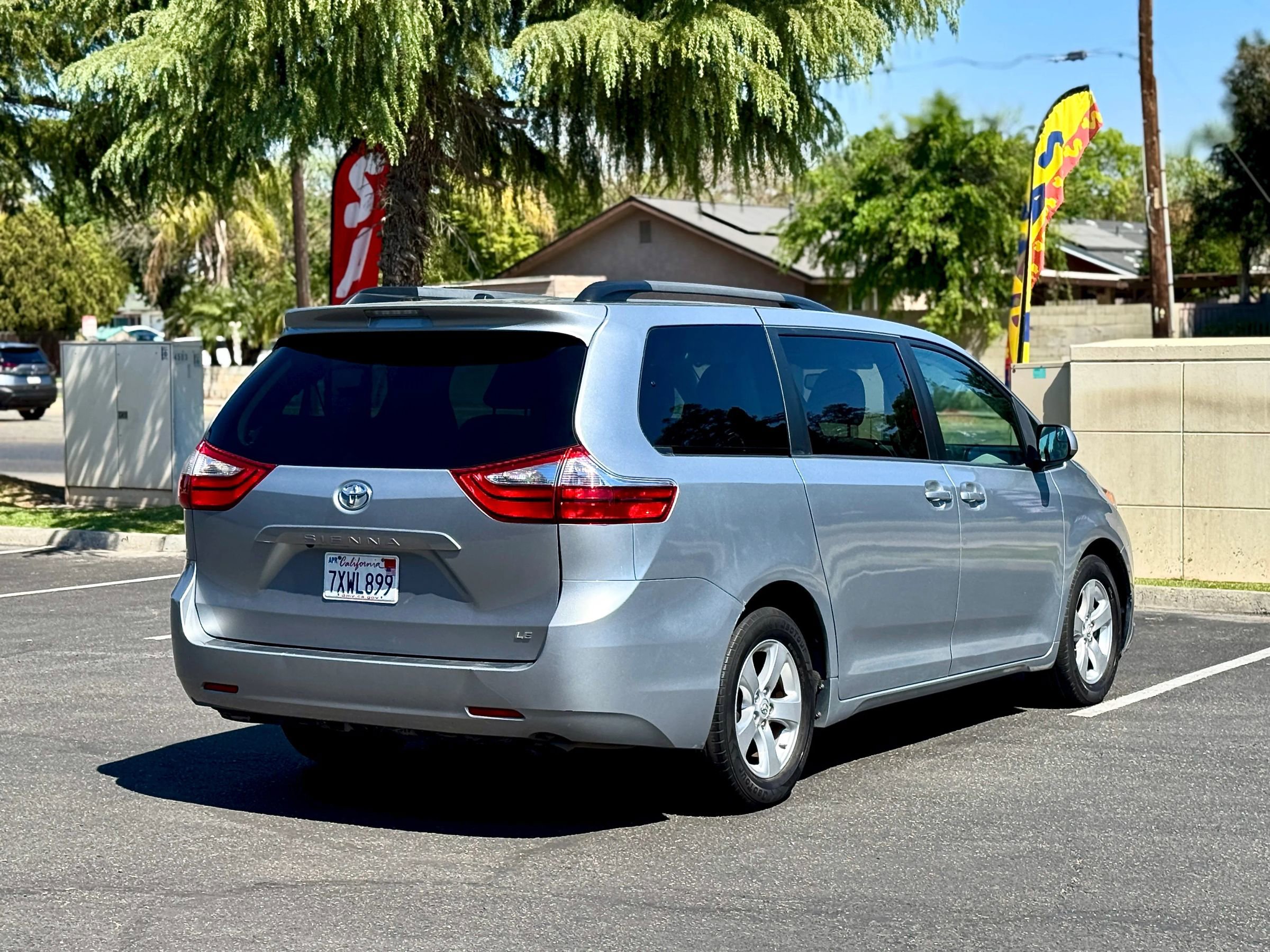 Used 2017 Toyota Sienna LE image 4