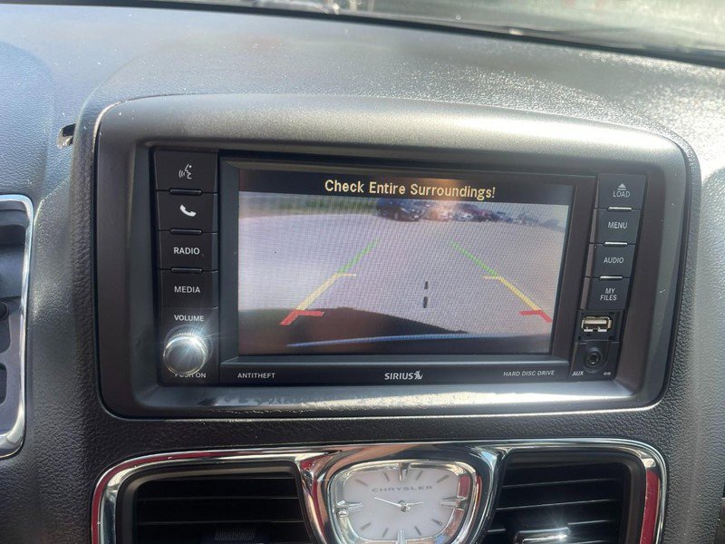 Used 2016 Chrysler Town & Country Touring-L image 31