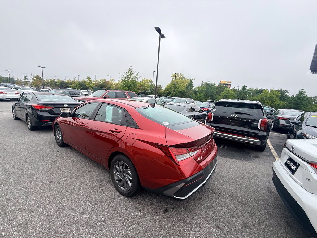 Certified 2024 Hyundai Elantra Blue FWD image 4