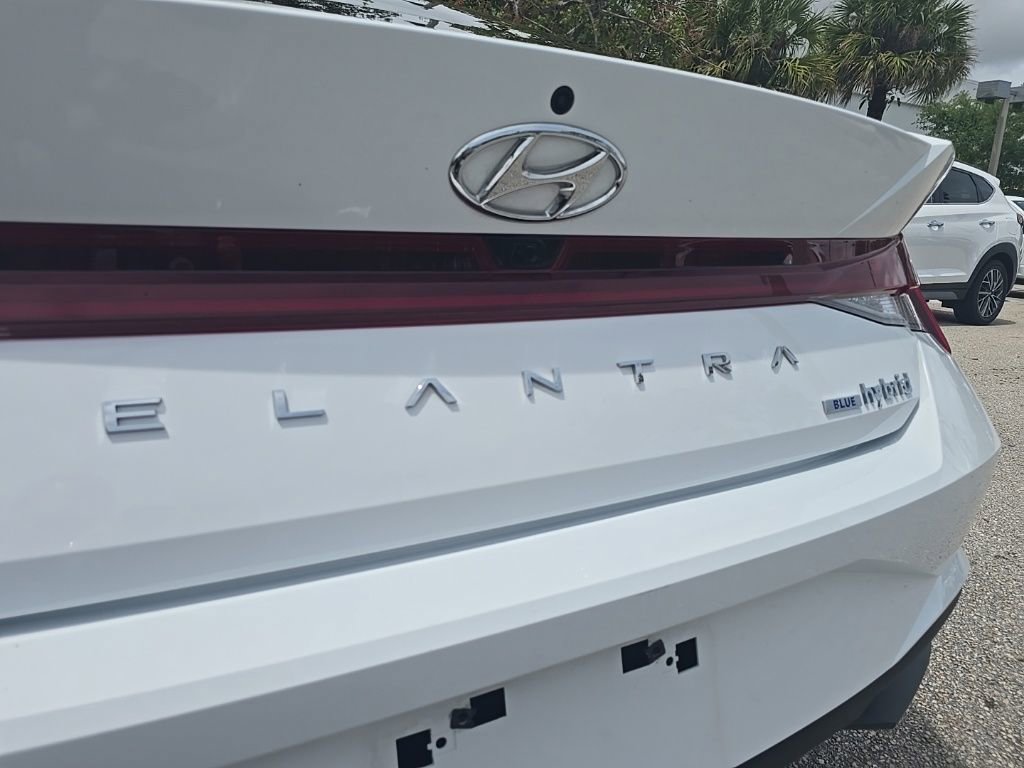 Used 2022 Hyundai Elantra Blue image 11