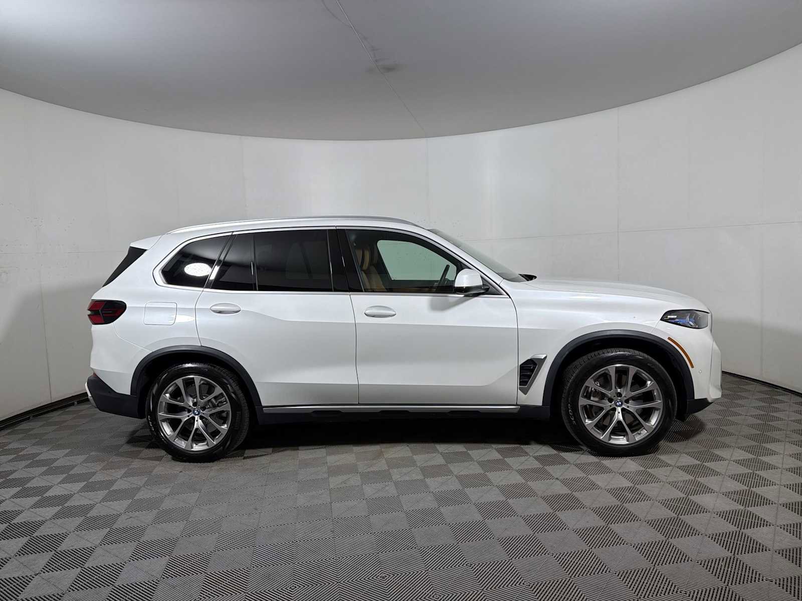 Certified 2024 BMW X5 xDrive50e w/ Premium Package image 7