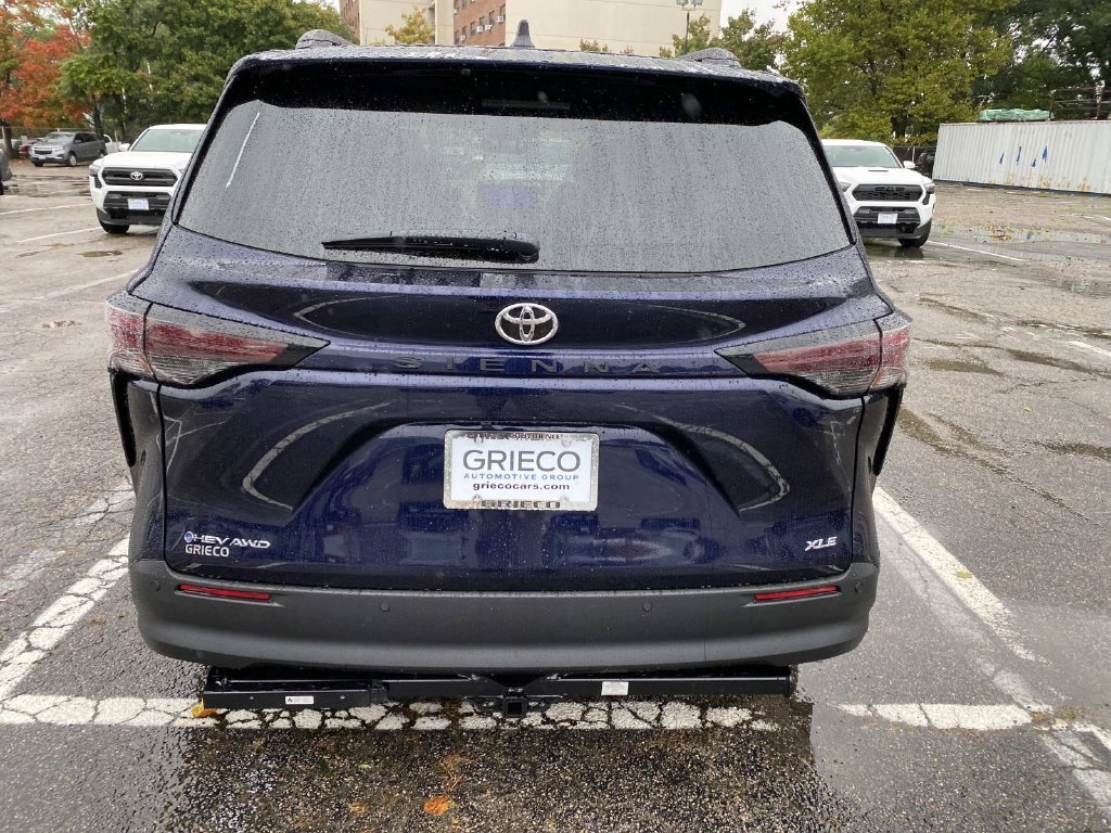 New 2026 Toyota Sienna XLE AWD/4WD image 4