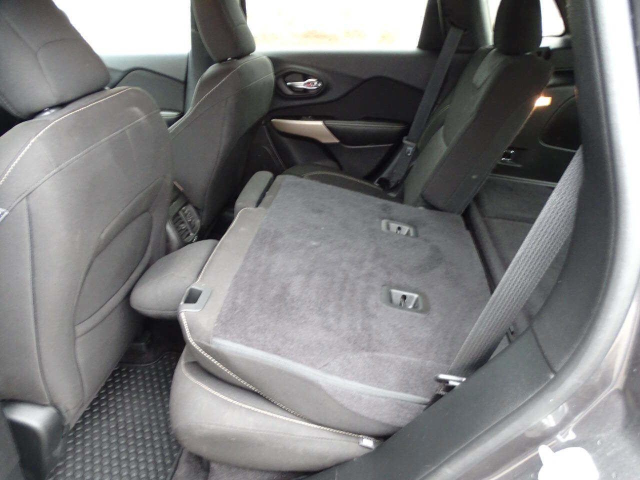 Used 2018 Jeep Cherokee Latitude w/ Quick Order Package 26T image 29