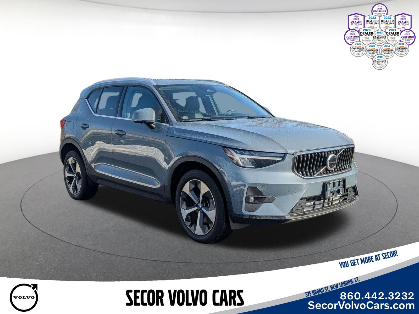 Used 2023 Volvo XC40 B5 Plus w/ Driver Assist Package AWD/4WD image 2